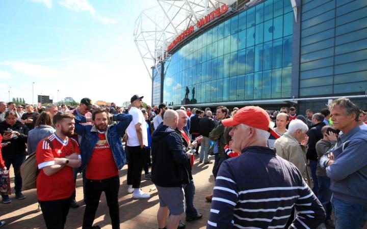 98016804_Old_Trafford_fans_outside-large_trans++eo_i_u9APj8RuoebjoAHt0k9u7HhRJvuo-ZLenGRumA - THEWILL NEWS MEDIA Fans left Manchester United's Old Trafford following the security alert