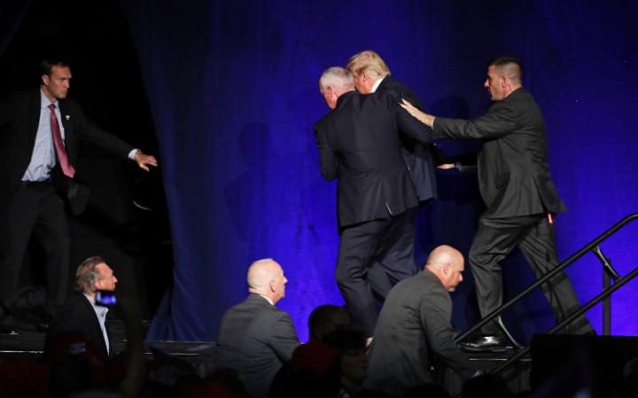 113007586_members_of_the_secret_service_rush__donald_trump3_off-large_trans3tn4aityr1wz4es2wxdu5dgdmjdrn0sh2mu8wzoewk0