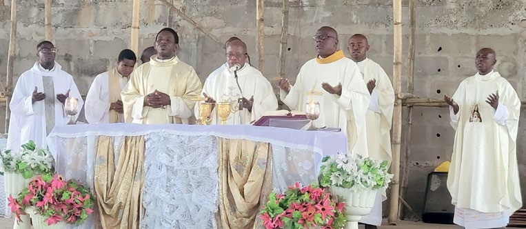 Officiating priests: Very Rev. Fr. Peter Mobuogwu (Parish Priest), Rev. Fr. Vincent Okwuokei (Assistant), Very Rev. Fr. Festus Okocha, Very Rev Fr. Norbert Uchunor, Rev. Fr. Jude Mordi, Rev. Fr. Christian Agha, Rev. Fr. Peter Agholor, Rev Fr. Innocent Ogbu, Rev. Fr. Andrew Ijegbulem and Rev. Fr. Peter Adeniran. - THEWILL NEWS MEDIA