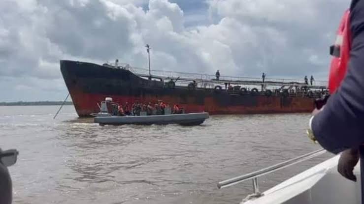 Oil Theft: Intercepted Vessel MT Praisel Duly Registered – Nigerian Navy - Vimarsana News