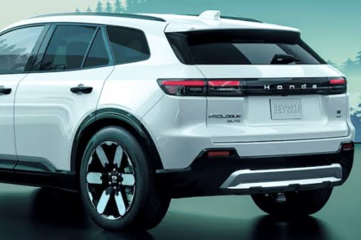 HONDA - THEWILL NEWS MEDIA Rear view of a white Honda Pilot SUV with tinted rear window and alloy wheels